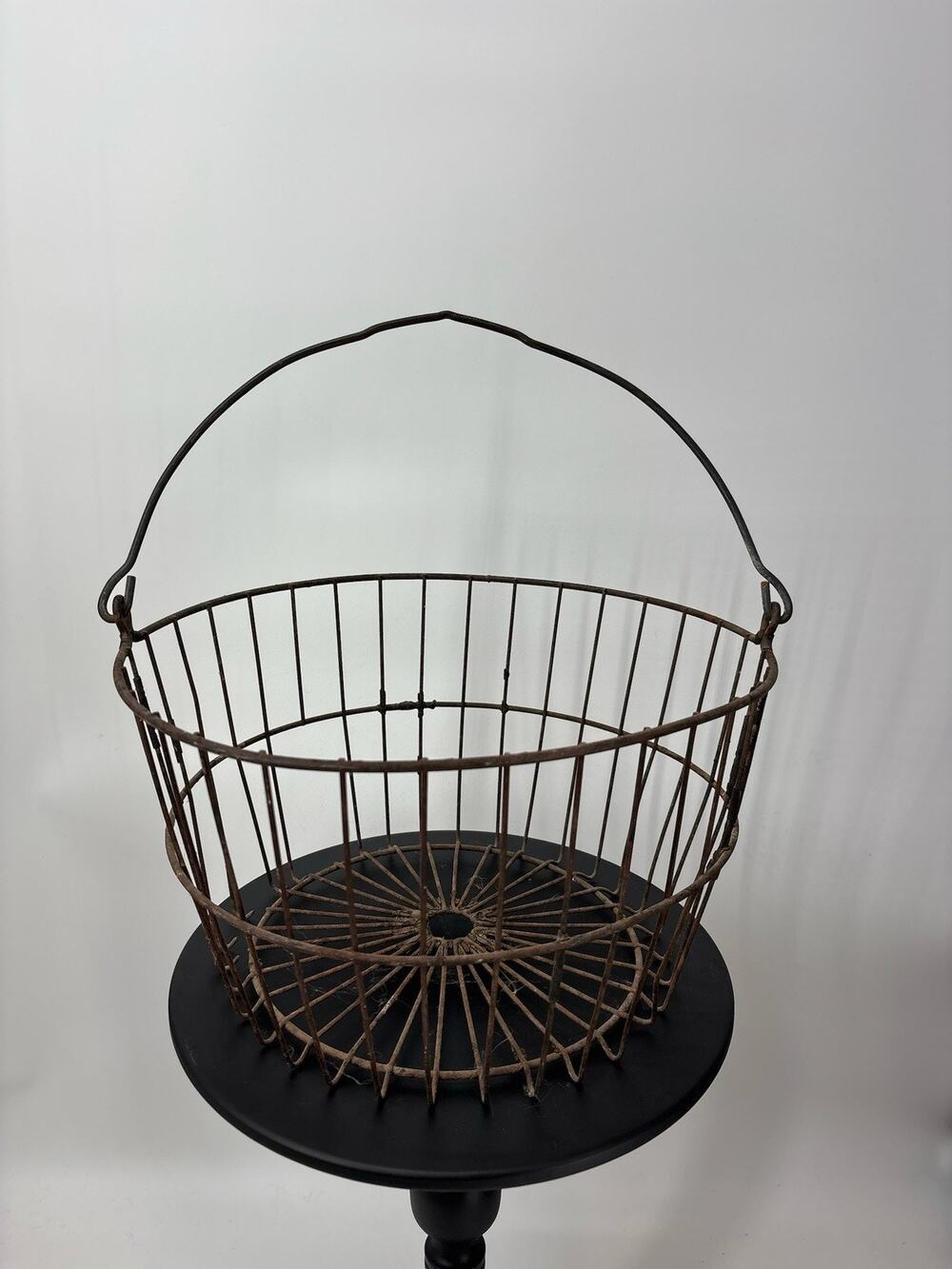 VINTAGE RUSTY CLAM OYSTER METAL LARGE BASKET W RING FISHING CAPE COD DECORATIVE